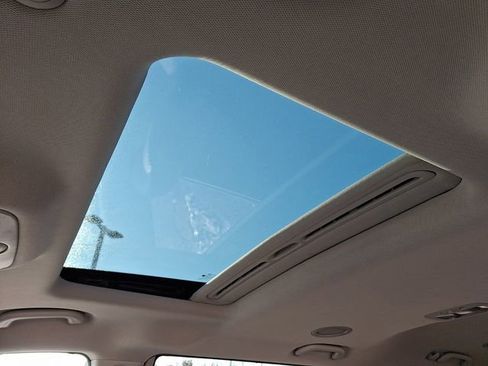 Used 2011 Kia Sedona EX w/ Luxury Pkg image 16