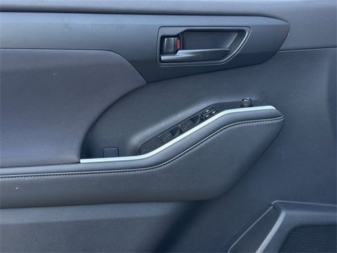 Used 2024 Toyota Highlander LE image 24