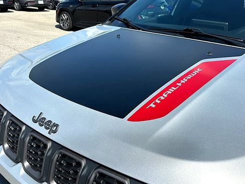 Used 2025 Jeep Compass Trailhawk AWD/4WD image 9