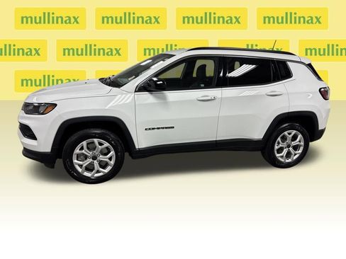Used 2025 Jeep Compass Latitude image 9