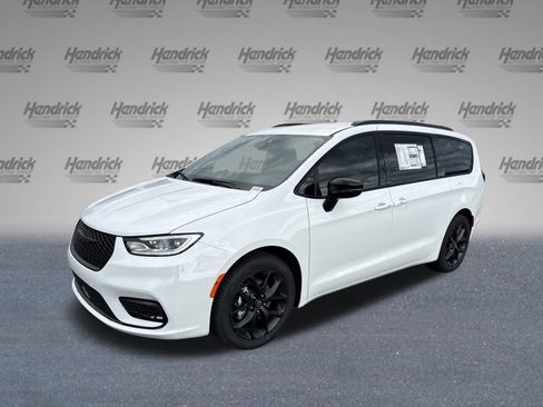 New 2026 Chrysler Pacifica Select w/ S Appearance Package image 4