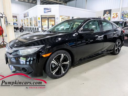 Used 2017 Honda Civic Touring image 2