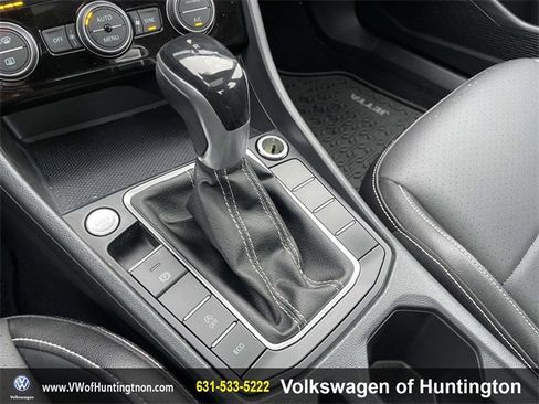 Certified 2022 Volkswagen Jetta SE image 28