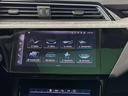 Used 2022 Audi e-tron Premium Plus w/ Premium Plus Package AWD/4WD image 12