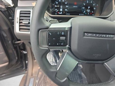 Used 2025 Land Rover Discovery Dynamic SE AWD/4WD image 17