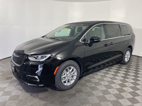 New 2026 Chrysler Pacifica Select image 3