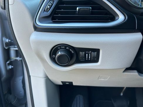 Used 2017 Chrysler Pacifica Touring image 17