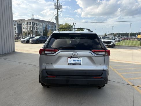 Used 2019 Toyota RAV4 LE w/ Carpet Mat Package FWD image 7