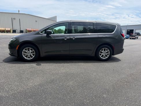 Used 2023 Chrysler Voyager LX FWD image 8