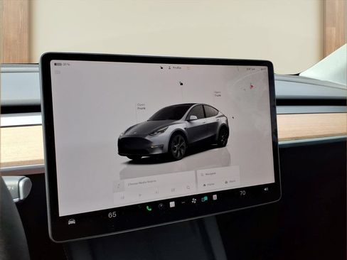 Used 2024 Tesla Model Y Long Range AWD/4WD image 4