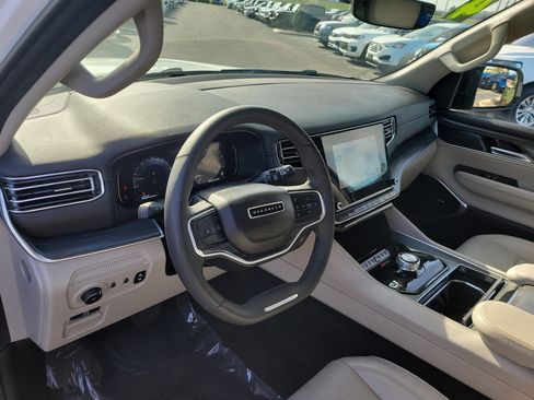 Used 2024 Jeep Wagoneer L Series II w/ Flexible Seating Group image 20