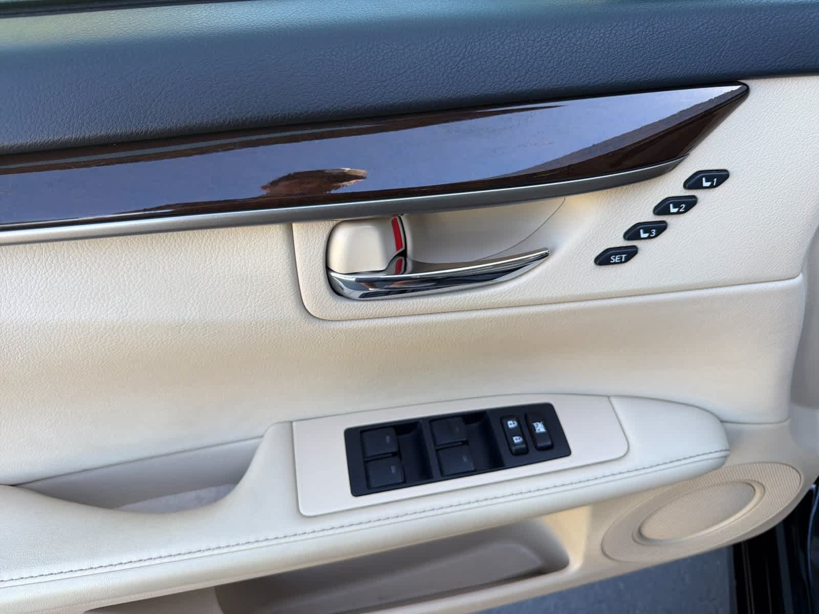 Used 2015 Lexus ES 350 w/ Luxury Package FWD image 12
