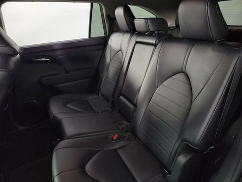 Used 2023 Toyota Highlander XLE FWD image 18