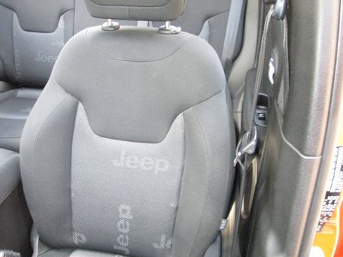 Used 2015 Jeep Renegade Latitude AWD/4WD image 21