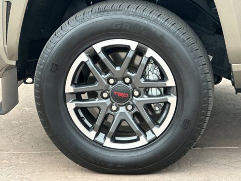 Used 2025 Toyota Tacoma TRD Sport AWD/4WD image 30