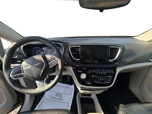Used 2024 Chrysler Pacifica Touring-L FWD image 22