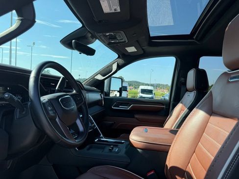 Used 2025 GMC Sierra 2500 Denali Ultimate AWD/4WD image 4