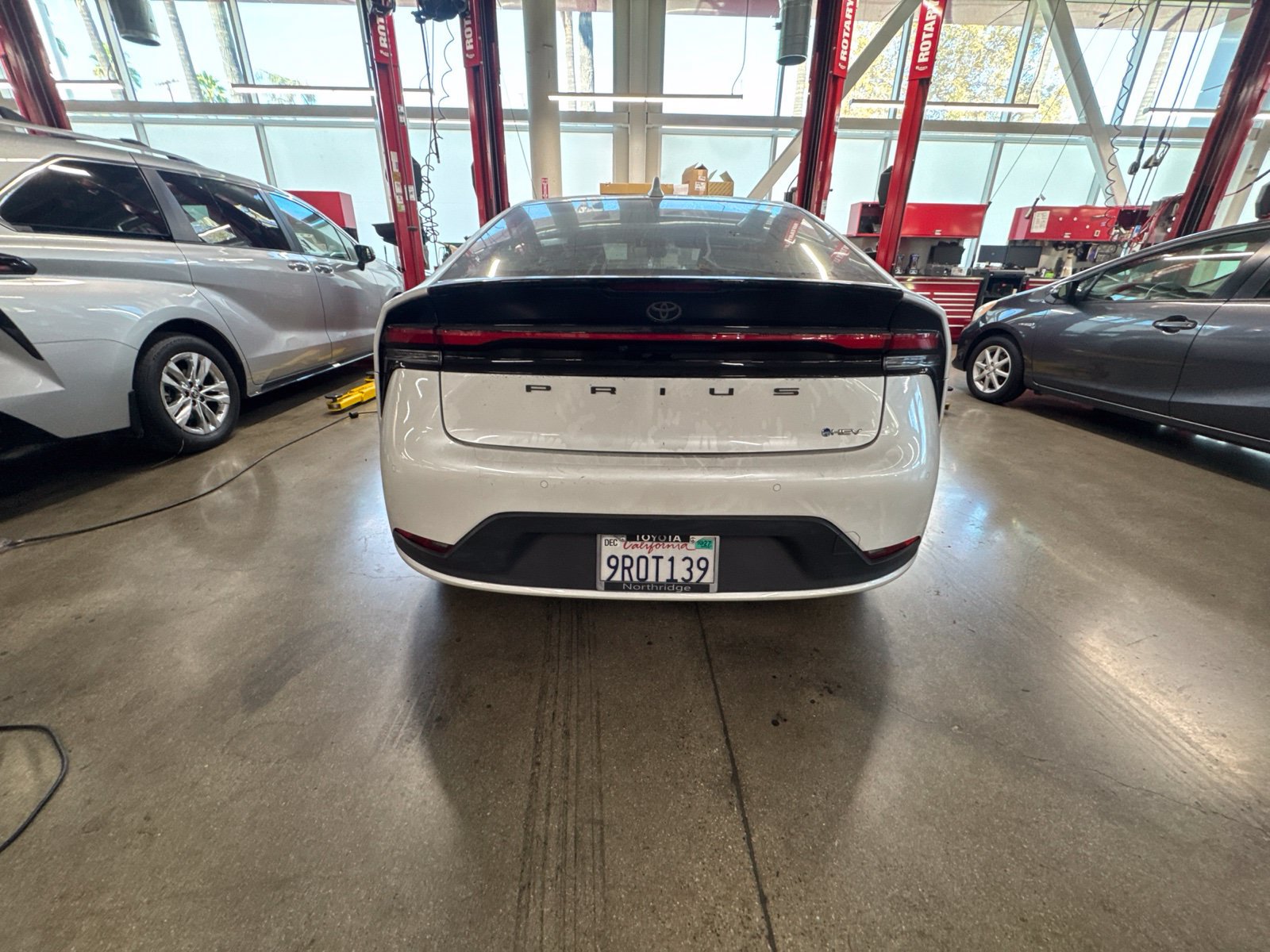 Used 2024 Toyota Prius LE FWD image 4