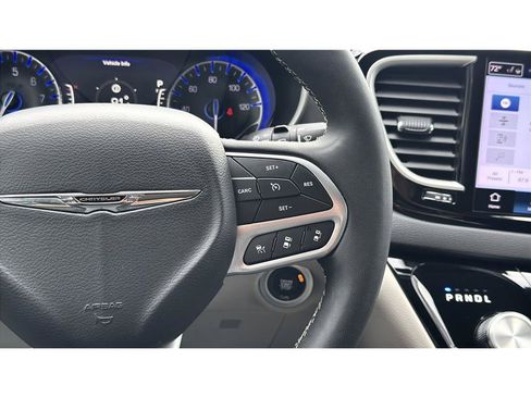 Used 2024 Chrysler Pacifica Touring-L FWD image 29