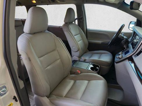 Used 2016 Toyota Sienna XLE w/ XLE Navigation Package FWD image 21