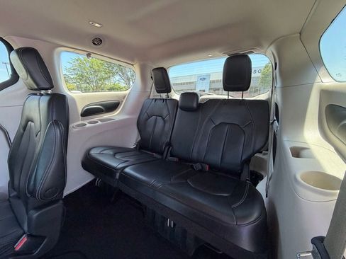 Used 2023 Chrysler Pacifica Touring-L FWD image 30
