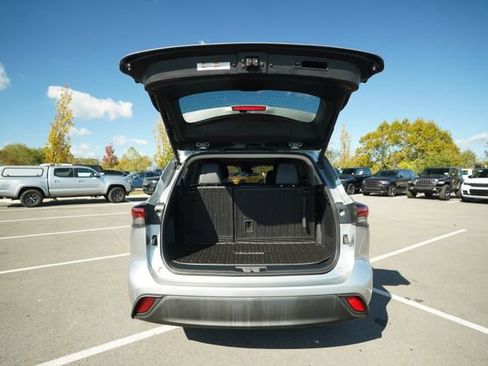 Used 2022 Toyota Highlander XLE image 17