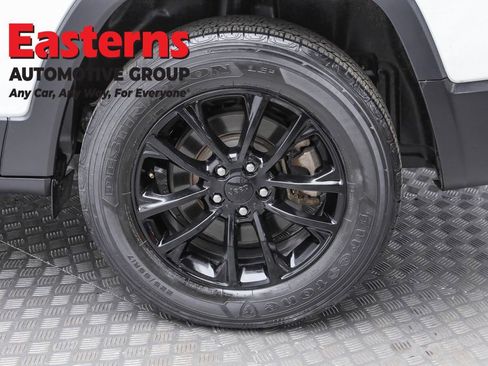 Used 2023 Jeep Cherokee Altitude Lux image 8