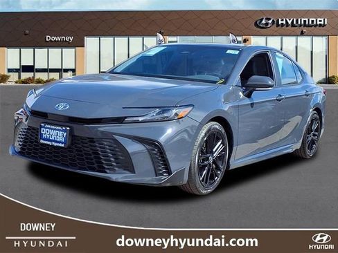 Used 2025 Toyota Camry SE image 1