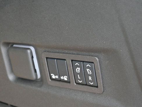 Used 2024 Chevrolet Suburban High Country w/ Advanced Technology Package image 11