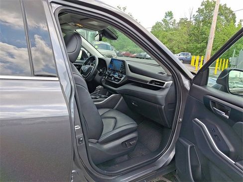 Used 2022 Toyota Highlander XLE image 27