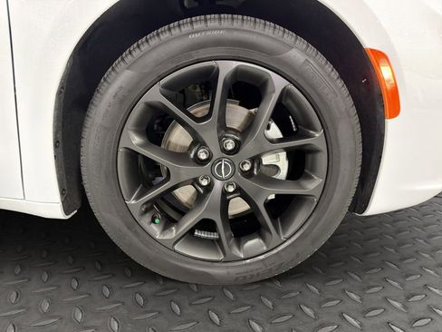 Used 2025 Chrysler Pacifica Limited image 14