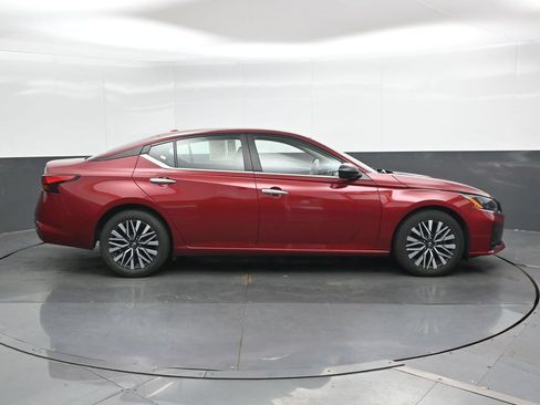 Used 2025 Nissan Altima 2.5 SV FWD image 4