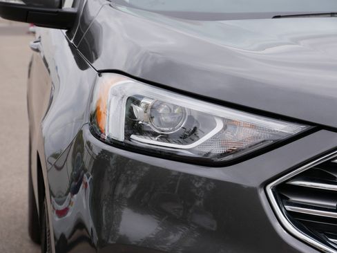 Used 2019 Ford Edge Titanium FWD image 16