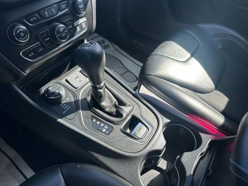 Used 2019 Jeep Cherokee Latitude Plus w/ Comfort/Convenience Group AWD/4WD image 38