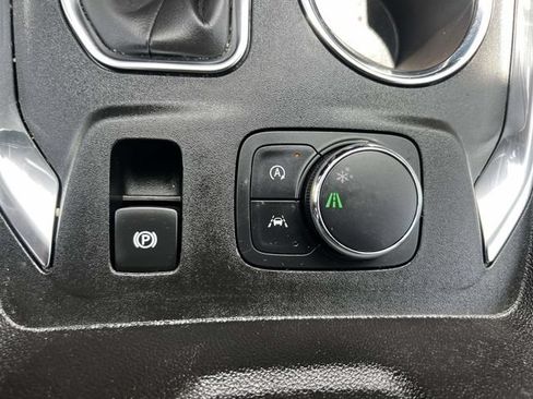Certified 2023 Chevrolet Traverse LT FWD image 34