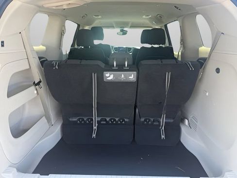 Used 2020 Chrysler Pacifica Touring w/ Advanced Safetytec Group FWD image 9