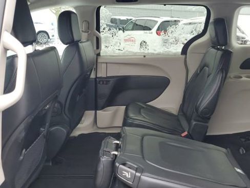 Certified 2024 Chrysler Pacifica Touring-L image 24