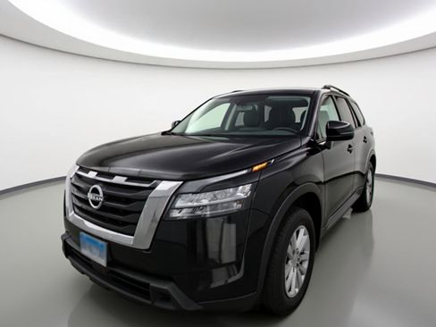 Used 2025 Nissan Pathfinder SV image 3
