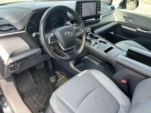 Used 2023 Toyota Sienna XLE FWD image 29