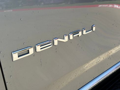Used 2025 GMC Yukon XL Denali AWD/4WD image 10