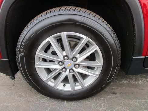 Used 2023 Chevrolet Traverse LT image 2