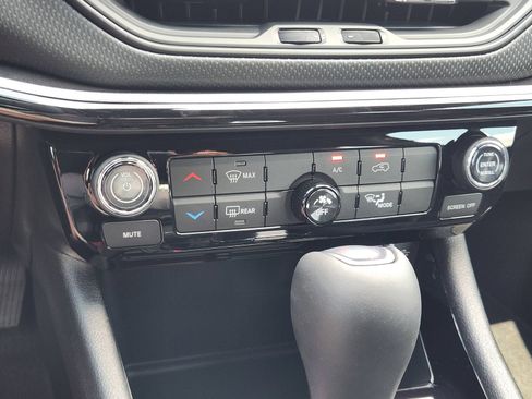New 2026 Jeep Compass Latitude AWD/4WD image 18