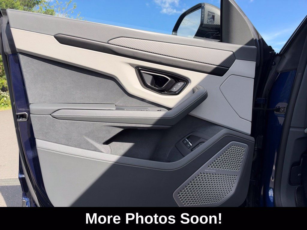 Used 2025 Lamborghini Urus SE AWD/4WD image 22