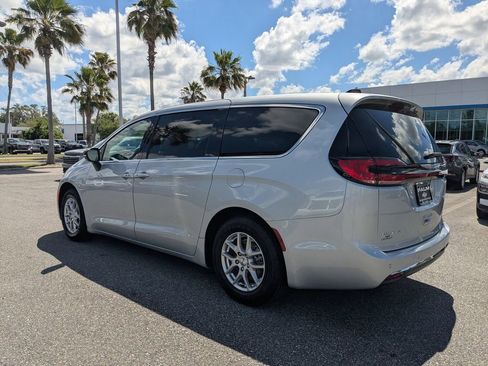 Used 2024 Chrysler Pacifica Touring-L FWD image 5