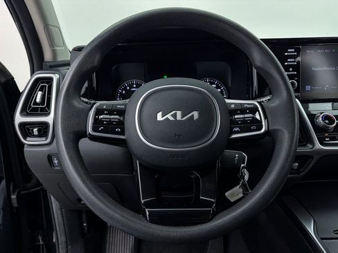 Used 2022 Kia Sorento LX image 3