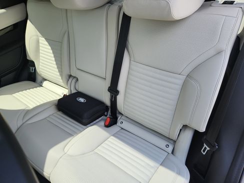 Used 2025 Land Rover Discovery S image 25