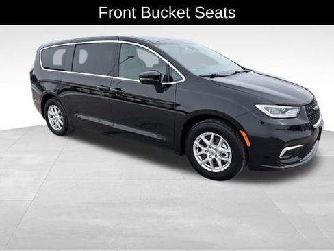 Used 2025 Chrysler Pacifica Select image 8
