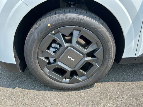 New 2026 Kia Carnival EX FWD image 9