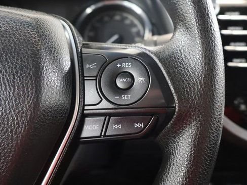 Used 2018 Toyota Camry LE FWD image 19
