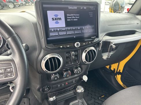 Used 2015 Jeep Wrangler Unlimited Rubicon w/ Connectivity Group AWD/4WD image 29